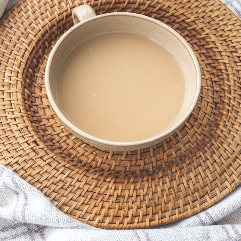 秋のカフェタイム ミカド珈琲のカフェオレをカゴトレイに添えて楽しむ