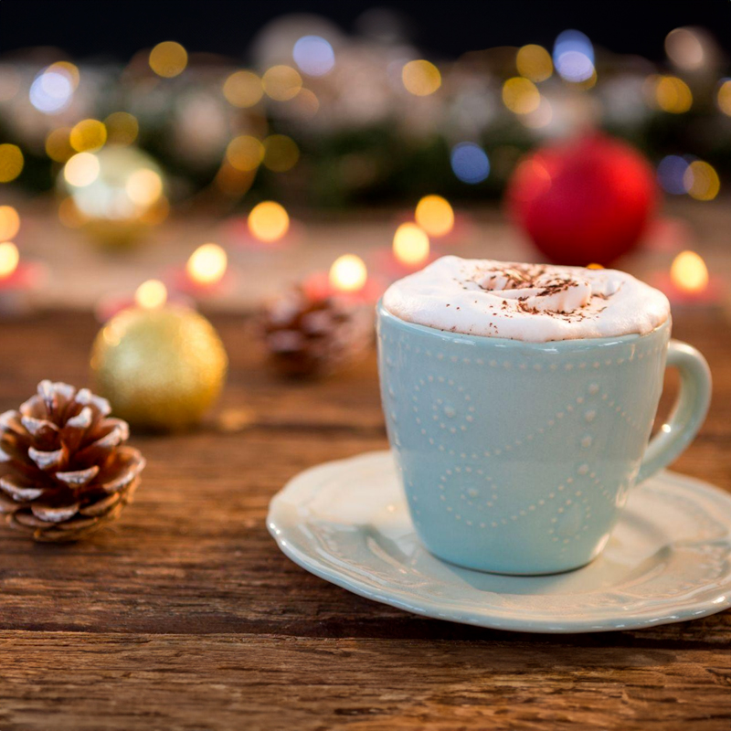 年末年始の慌ただしい日々でも、すこしのカフェアレンジでほっと一息。軽やかな味わいのコーヒーや、深くコクのあるコーヒーで楽しむ、自宅でできる簡単なアレンジ方法をご紹介。クリスマスや年始のおもてなしにも最適です。