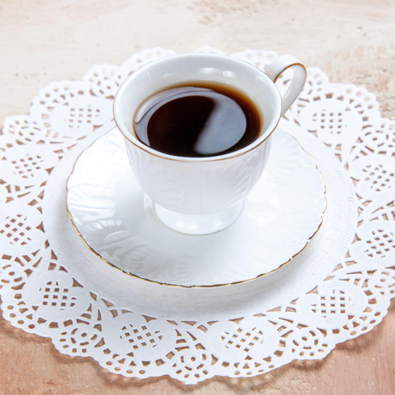 ゲイシャコーヒーを楽しむ白いコーヒーカップとソーサー、レースのテーブルシート