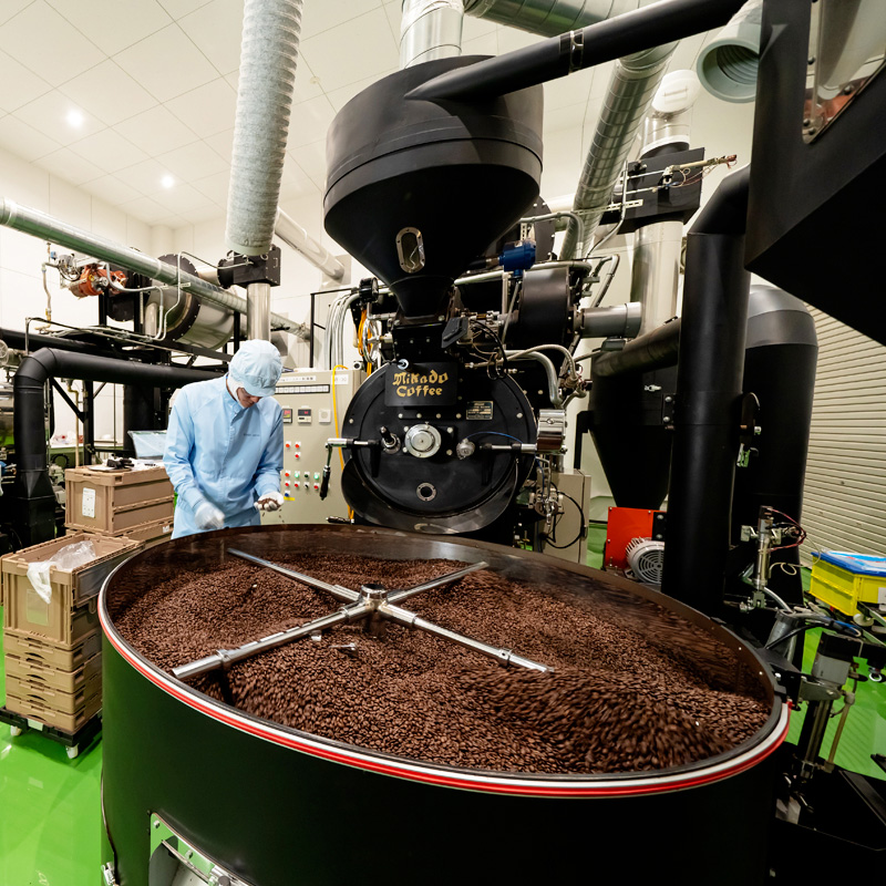 ミカド珈琲焙煎工場での焙煎の様子