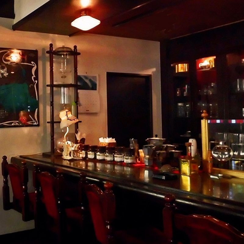 木製カウンターが印象的な、歴史を感じる昭和の喫茶店の店内風景