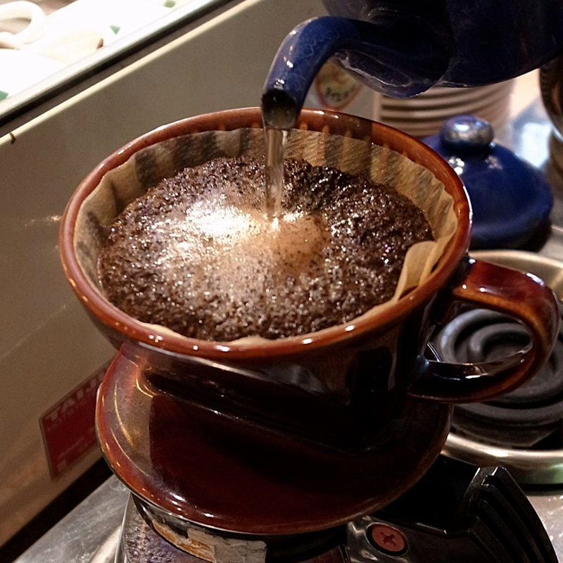 コーヒー粉が大きく膨らみ、旨味を引き出すハンドドリップ抽出の様子