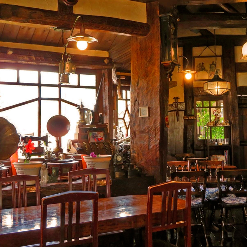 昭和レトロな喫茶店で時間がゆっくり流れる、落ち着いた雰囲気の店内