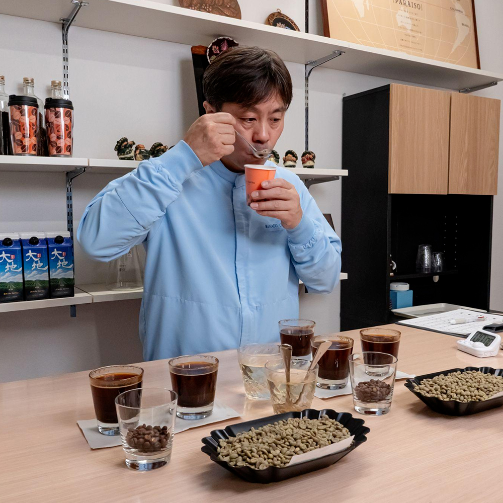 カッピングテストで味わいを何度も確認します