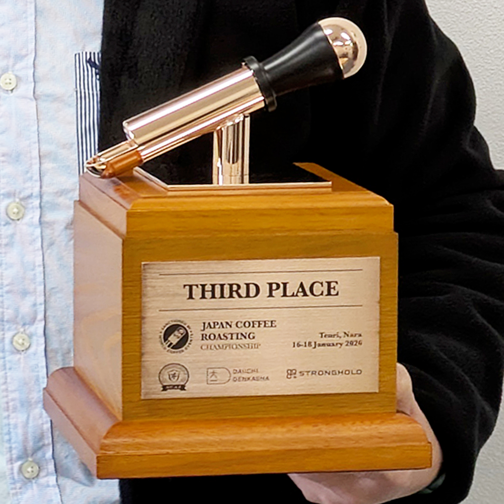 トロフィーのスプーンの向かって右側が持ち手、左側が豆をすくう先で、焙煎豆の状態を確認できます。
