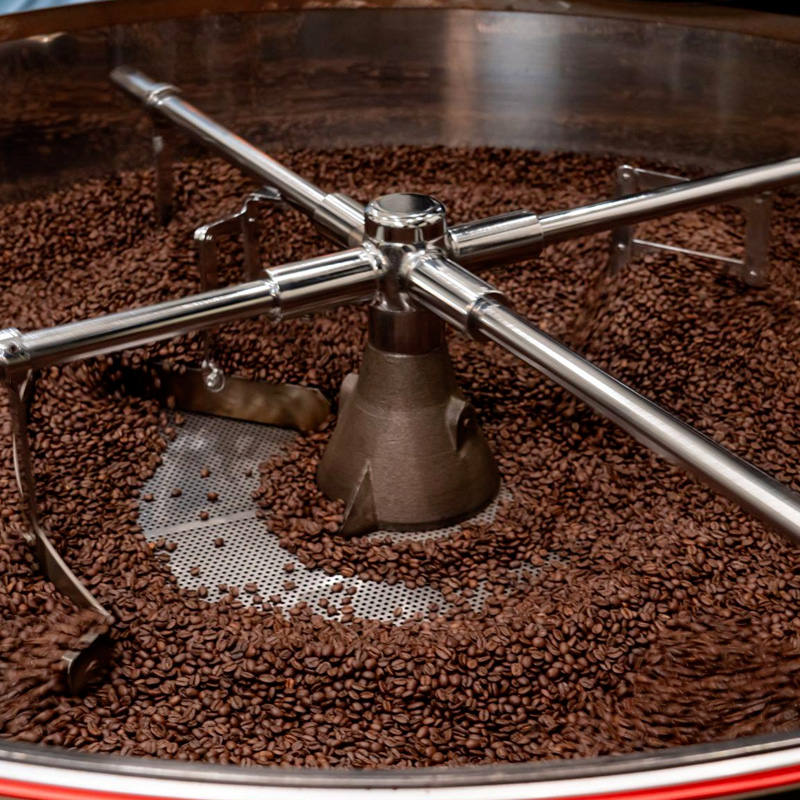 時間をかけて丁寧にコーヒー豆を焙煎している様子