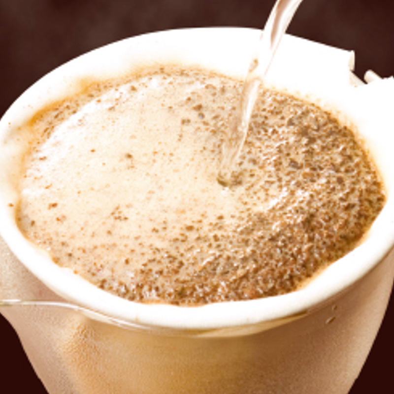 布フィルターのネルドリップでコーヒーを抽出する様子