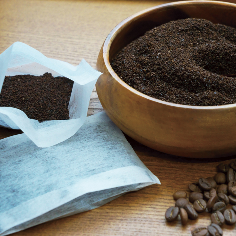 乾燥させたコーヒーかすを不織布に詰める様子