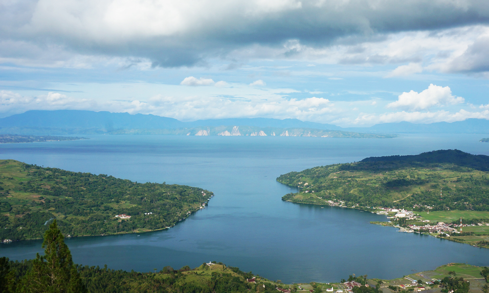 良質なコーヒーの産地として知られるトバ湖周辺の遠景